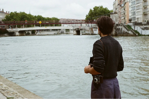 Photographe avec appareil photo argentique devant la Saône à Lyon – Magasin appareil photo vintage Lyon