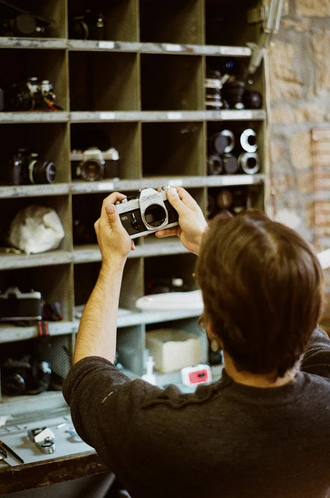 Appareil photo argentique Canon AE-1 en révision – Atelier réparation sur Lyon France