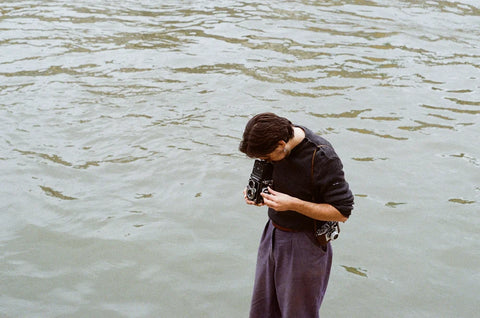 Photographe avec appareil photo argentique moyen format au bord de la Saône – France Argentique Lyon