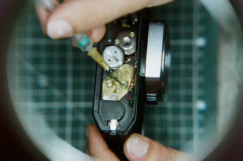 Diagnostic et réparation appareil photo argentique – Lubrification mécanisme 