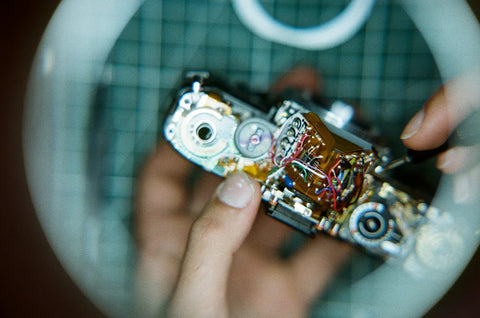 Réparation appareil photo canon AE-1 argentique démonté – Service garanti atelier France Lyon