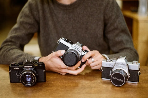 Vente appareils photo argentiques restaurés et garantis – Nikon, Minolta, Mamiya en main